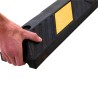Zoom sur la prise en main de la butée de parking noire et jaune l1830 mm