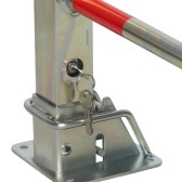 Vue des clés de la barrière de parking rabattable à serrure